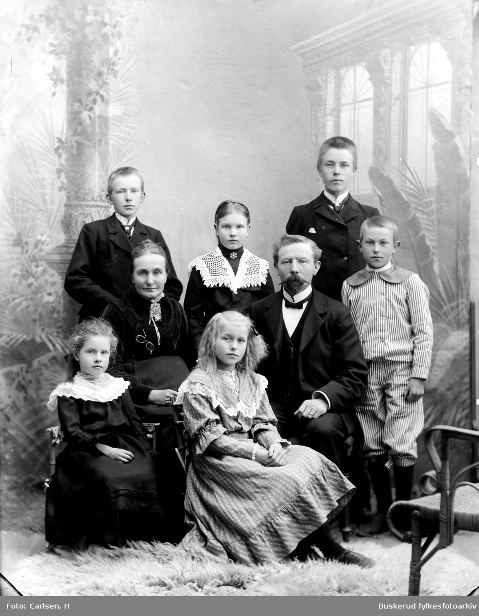 Kirkesanger Arnt  Krogsrud  med sin famile hustru og seks barn