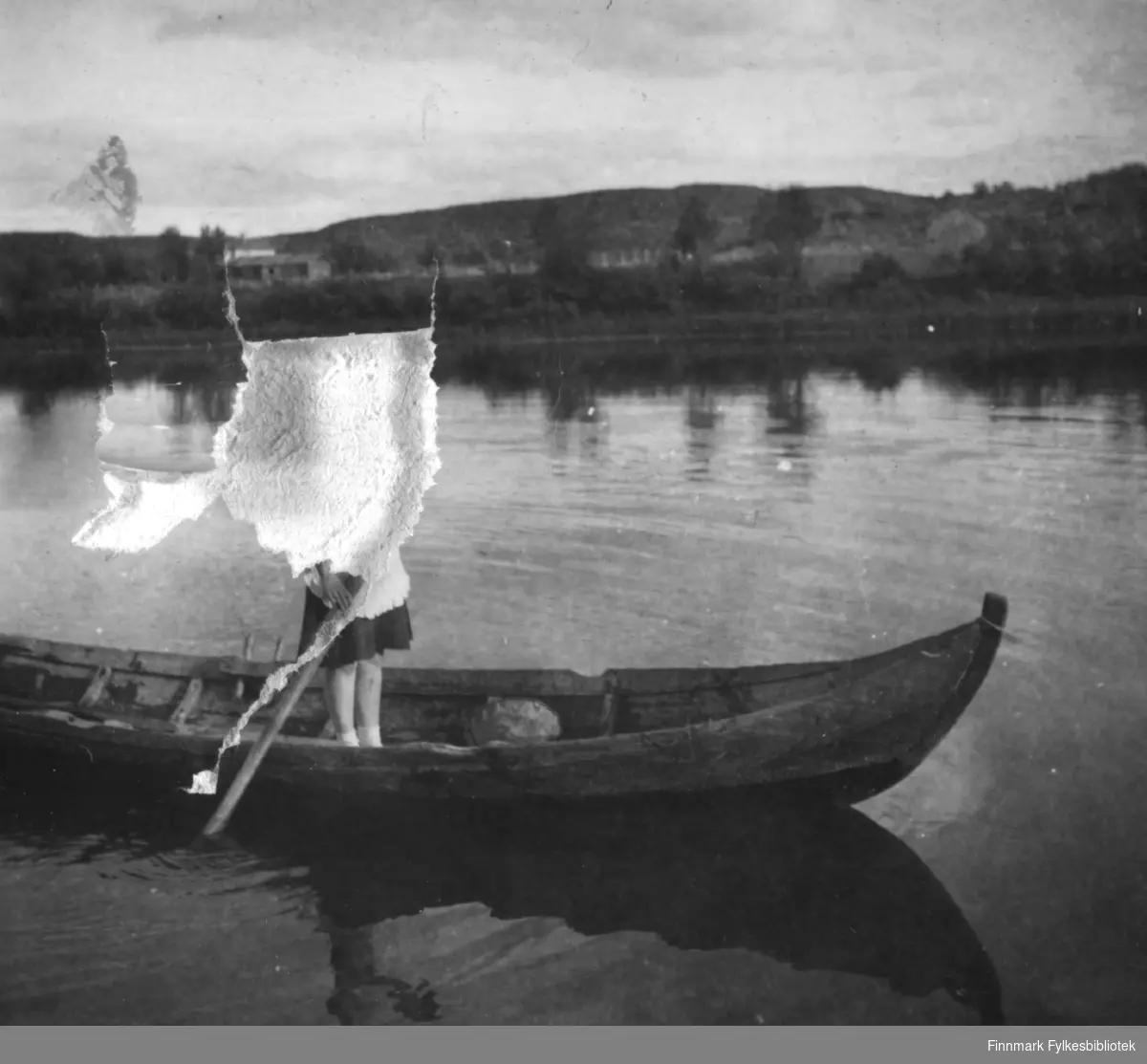 Elvebåt på Neidenelva, Grethe Sivertsen står i båten