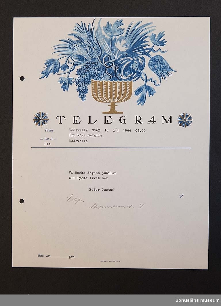 Födelsedagstelegram på papper i flerfärgstryck med maskinskriven text till adressaten. Jubilaren är Vera Gergils, 50 år 1966.