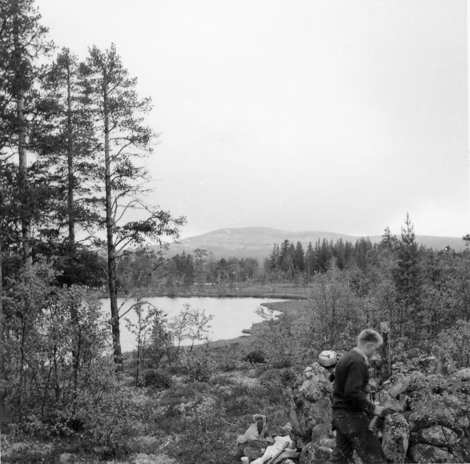 GEODESI,Trilaterasjon (tellurometermåling): Helikopter og person på Svenskegrensen, år 1958