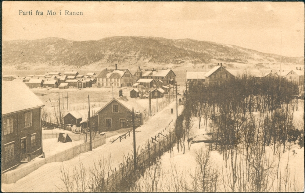Postkort av Mo i Rana. Nordahl Griegs gt. (Sørmoveien) mot Moholmen. Vinter.