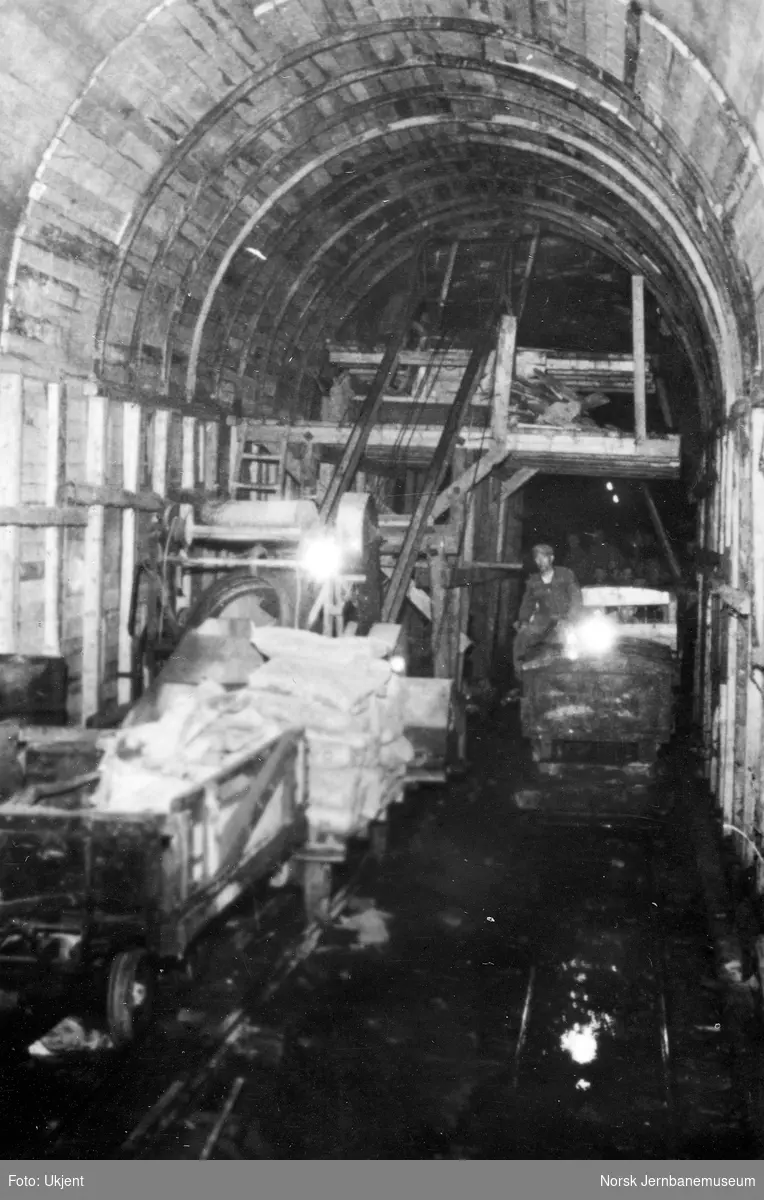 Hægebostad tunnel, opplasting av anleggstog i tunnelen