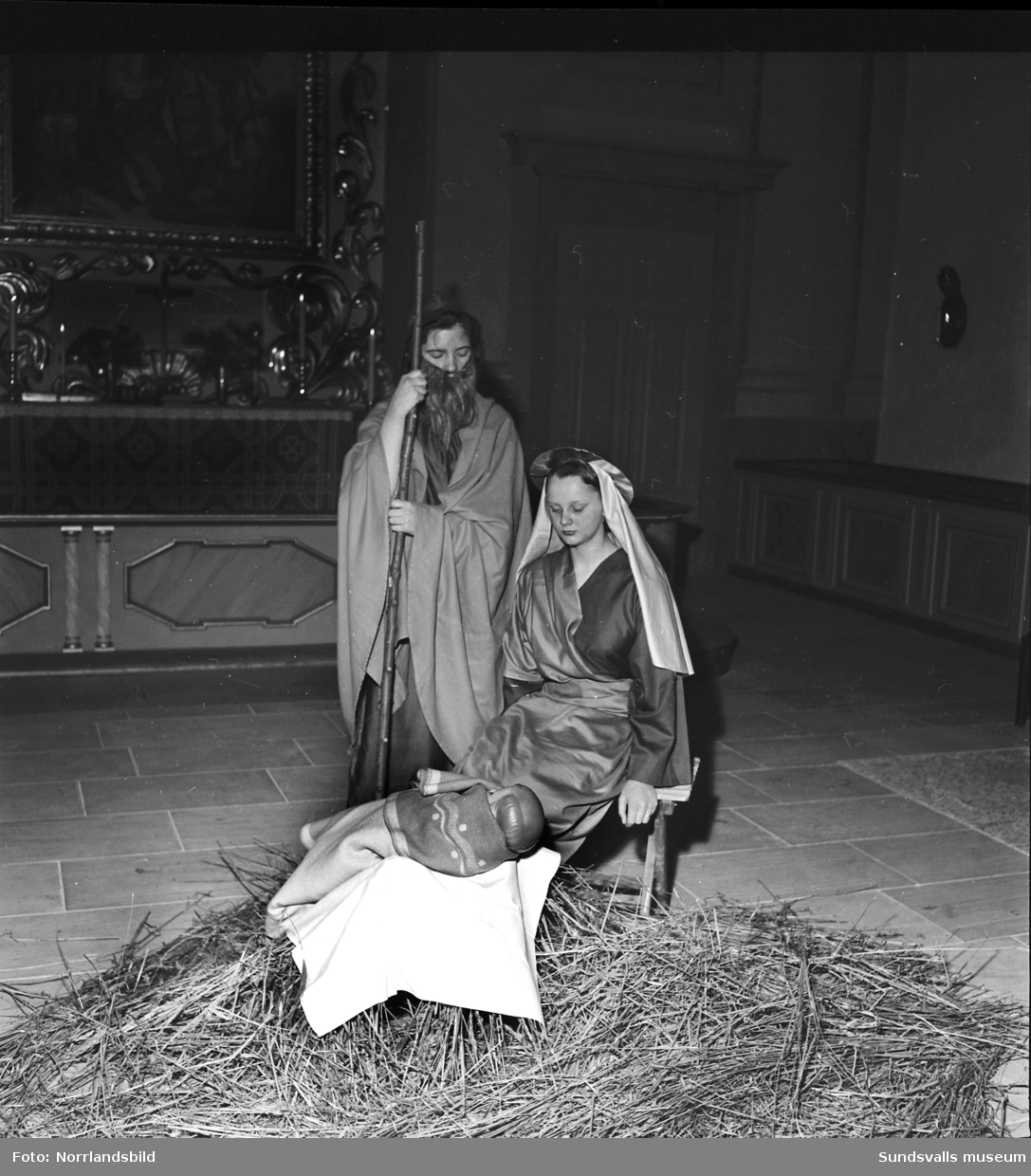Ljushögtid i Timrå kyrka. Barn och ungdomar framför ett skådespel om Jesu födelse.