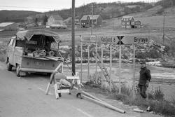 Oppsetting av trafikkskilt i Ervik. Bil til venstre, gårdsbe