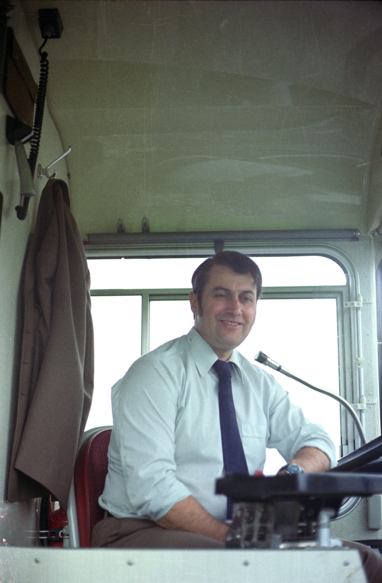 Busschaufför Hans Hansson i en buss i Huskvarna.