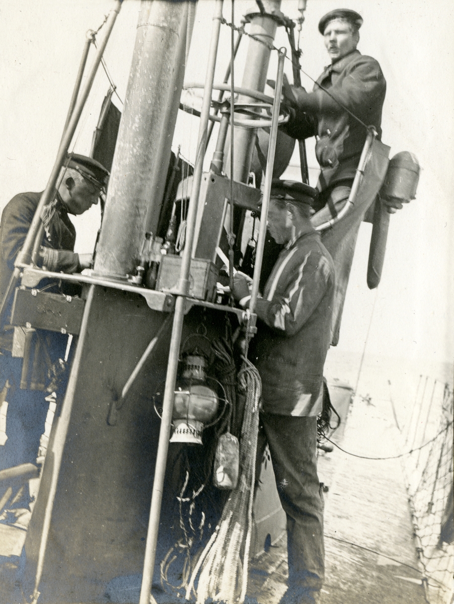 Besättningsmän i ubåten HVALENs torn.