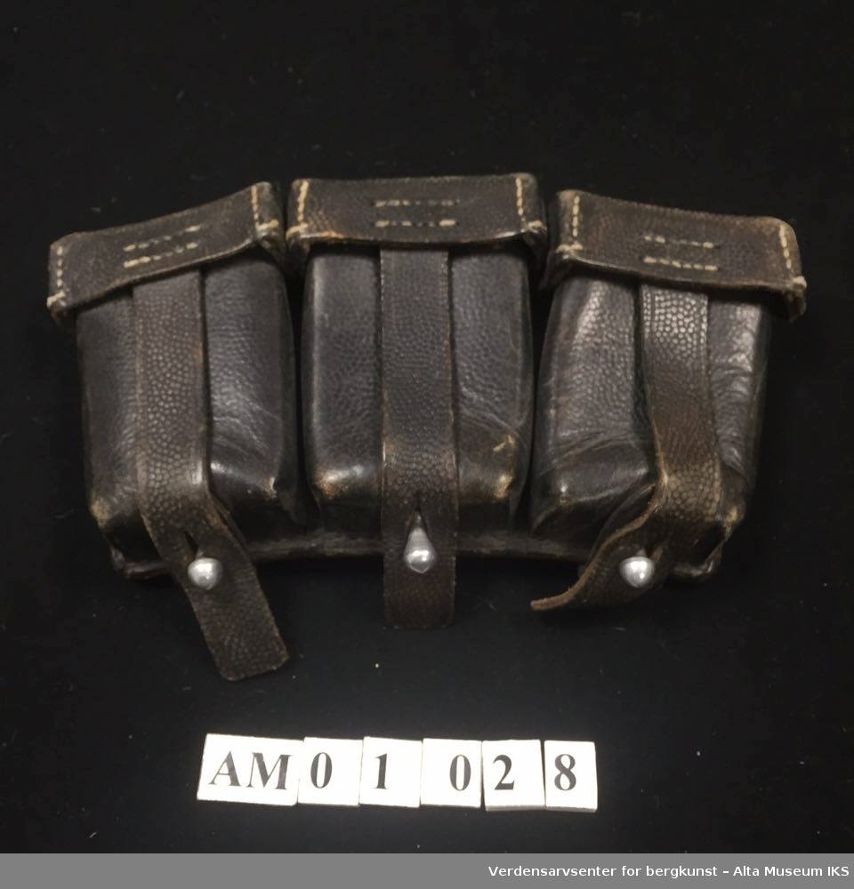 Form: 3 lommer med knappehemper, for 6 clips (30 skudd).