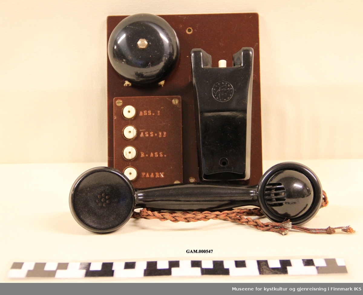 En klokke, 4 knapper, håndtak med mikrofon og høyttaler.