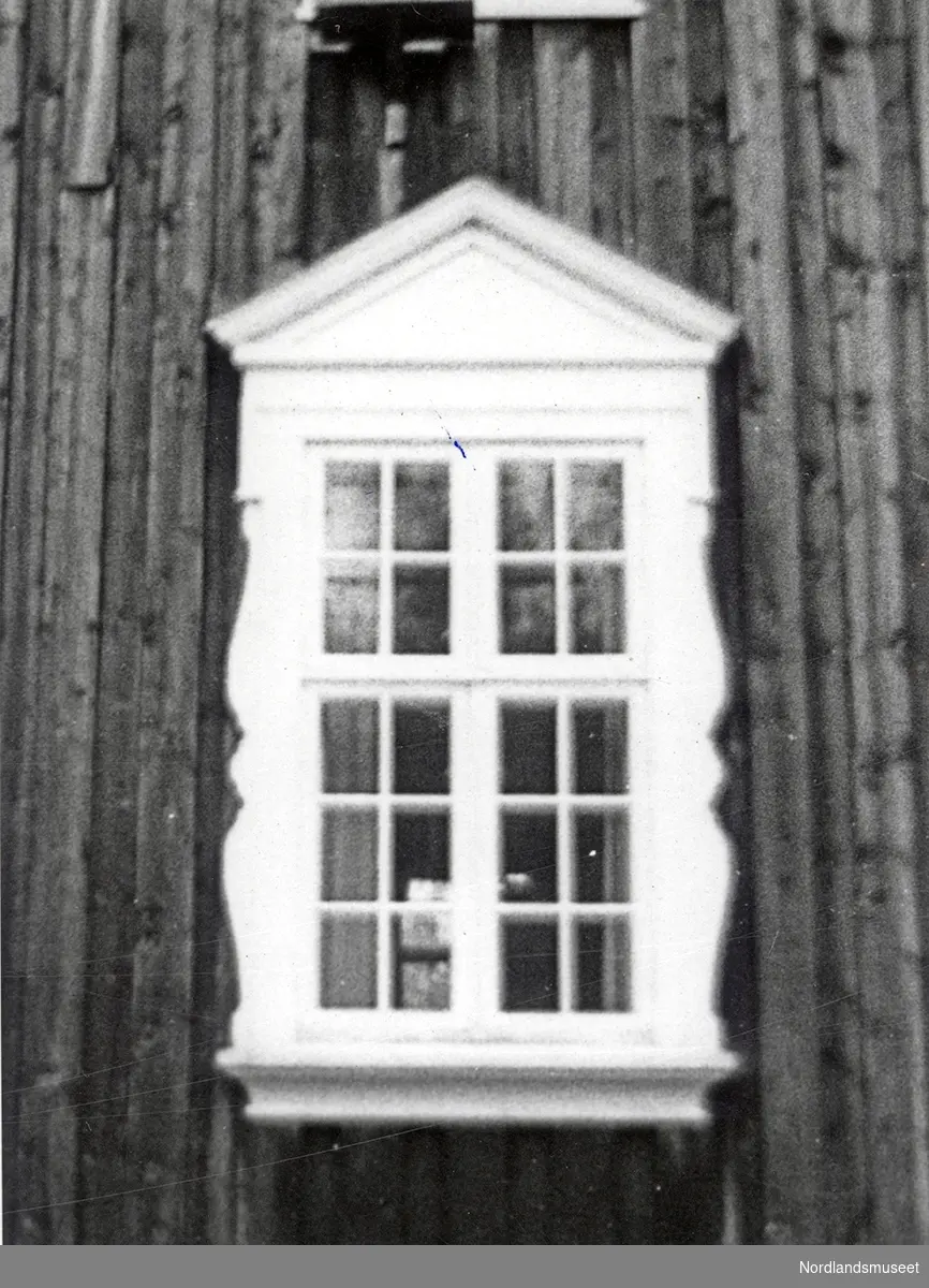 Kontorbygning i Bjørkåsen Gruber, Balangen. Et vindu på kontorbygningen.