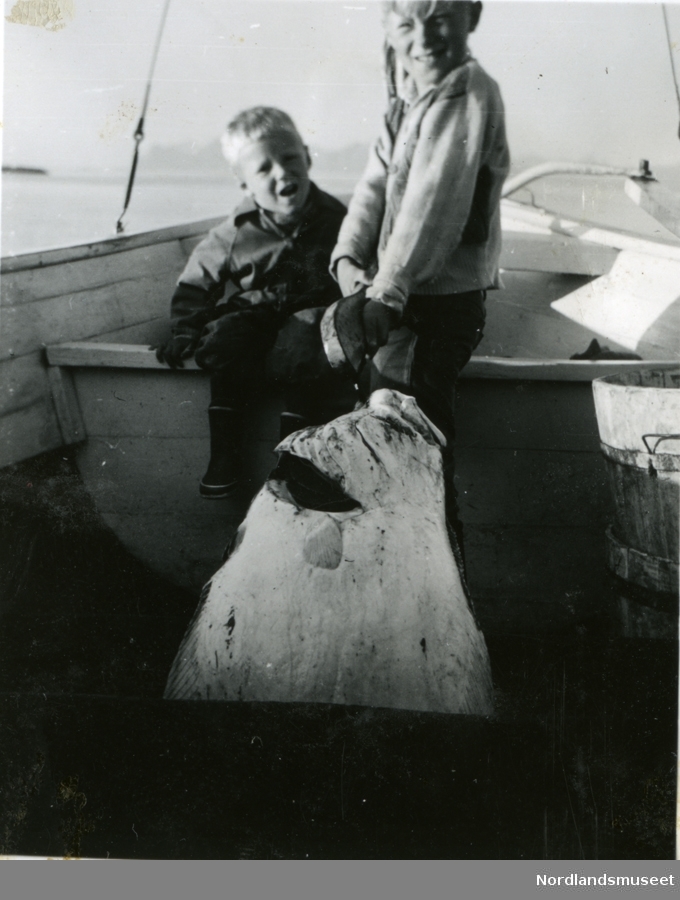 Arne og bror Johan Arnt Andersen med kveite