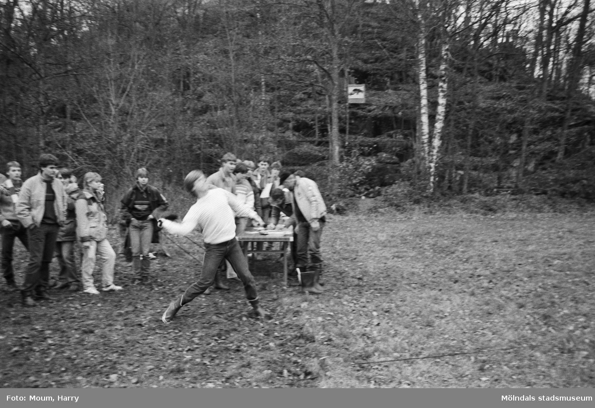 Lindome Bågskytteklubb anordnar poängpromenaden Gåsajakten i Lindome, år 1983. Stövelkastning.

Fotografi taget av Harry Moum, HUM, Mölndals-Posten, vecka 46, år 1983.