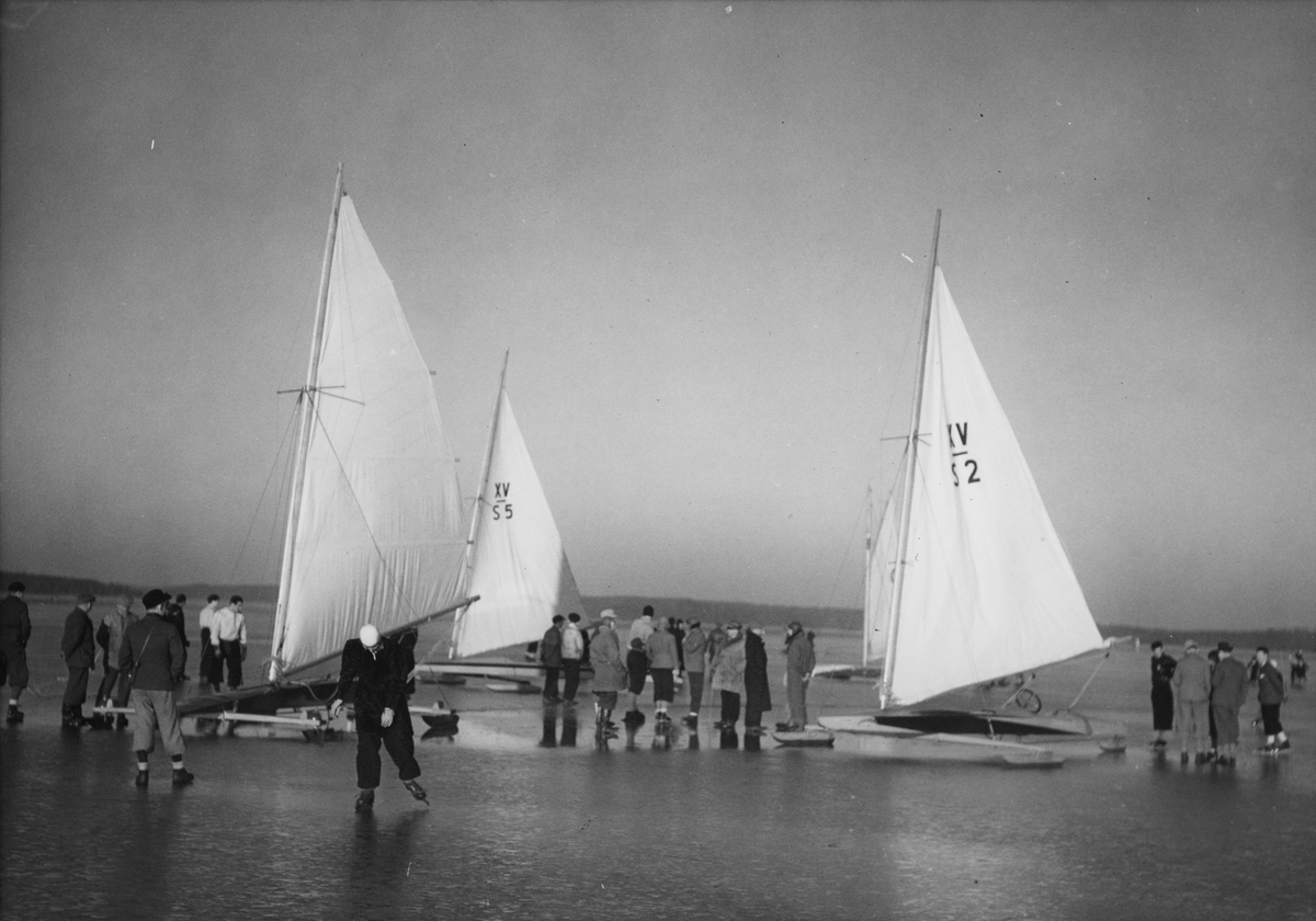 Från isjaktssegling februari 1938: t v Oscar Plyms XV-jakt O. P., i bakgrunden XV-S5 NINETTE och t h Sven Saléns XV-S2 HAVSÖRNEN.