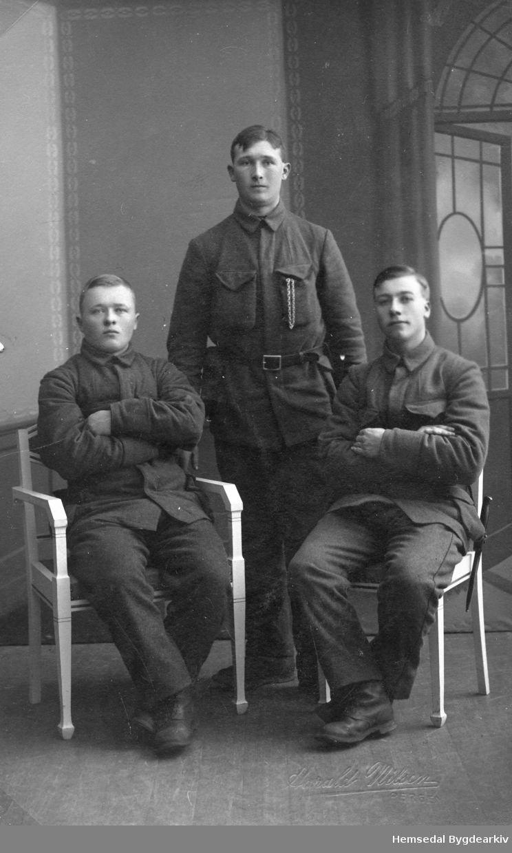 Militærteneste.
Frå venstre: Ola Storeskar, Wilhelm J. Wøllo og Nils Storeskar. Alle frå Hemsedal.