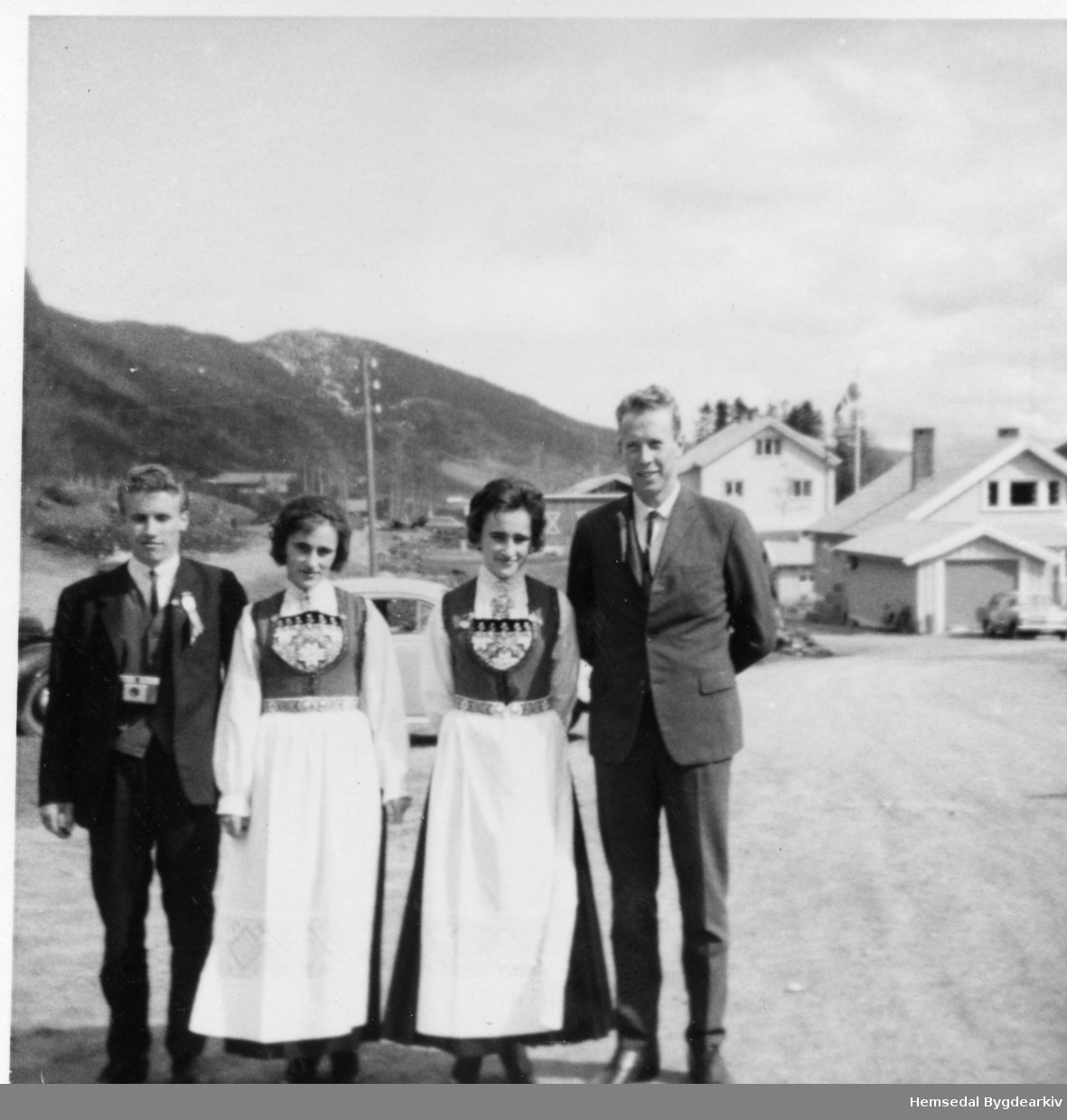 Tvillingpar frå Eidfjord i Hardanger giftar seg i Hemsedal i 1965. Biletet er teke ved Hemsedal Bygdaheim.
Frå venstre: Syver Tuv og Haldis Ribær; Bjørg Ribær og Magne Pettersen. Haldis og Bjørg arbeidde på Hemsedal Bygdaheim tidleg på 1960-talet.