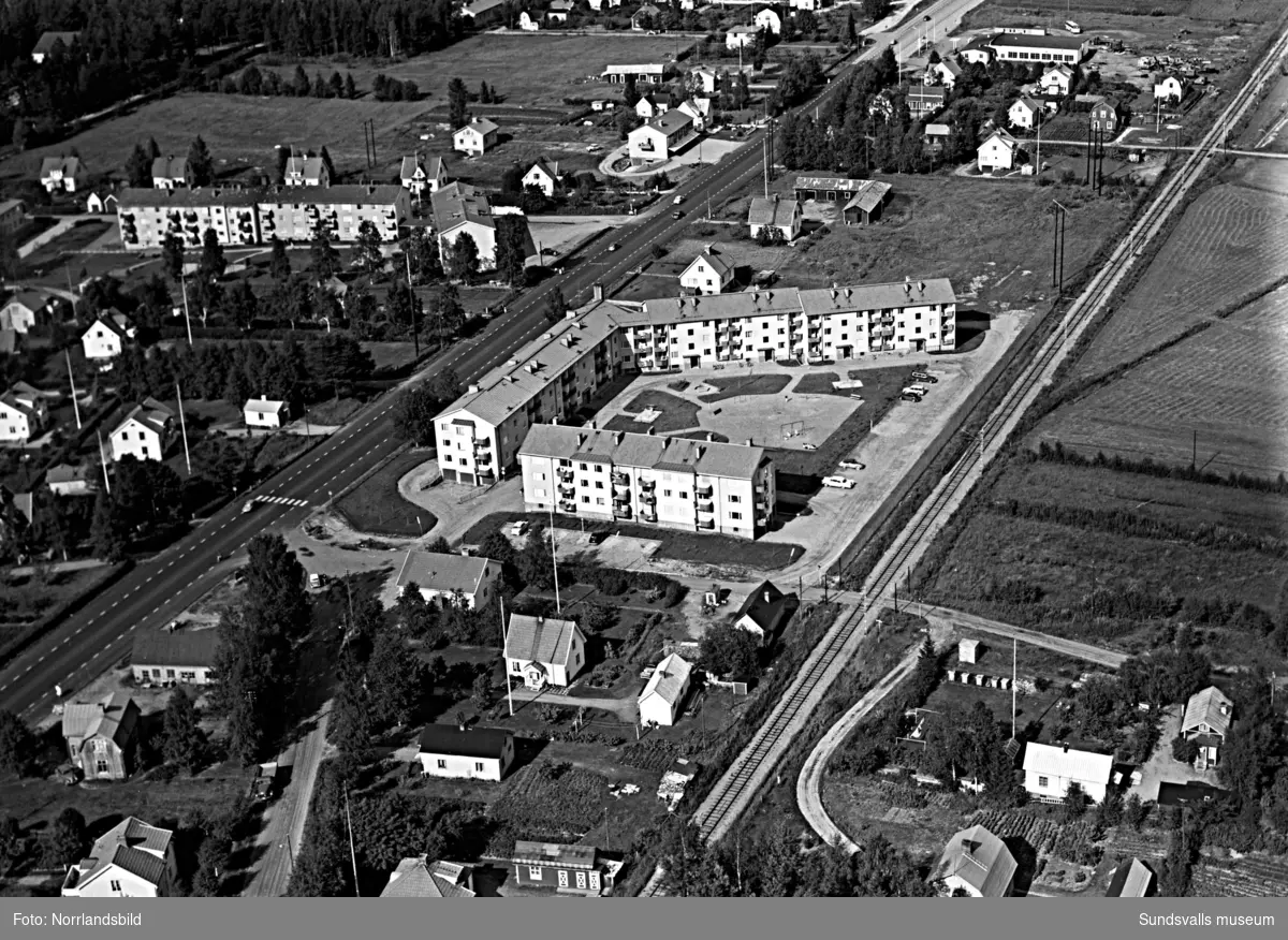 Flygfoton över Sörberge med fokus på flerfamiljshus vid Solhemsvägen.