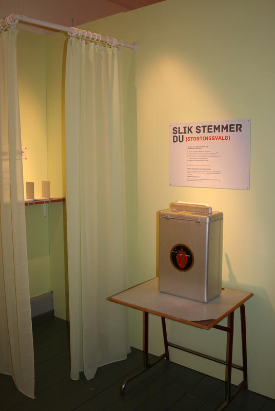 Stemmeurne i valglokale (Foto/Photo)