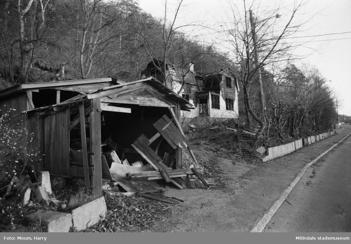 Familjen Stens eldhärjade hus på Gamla Riksvägen 1 i Kållered år 1983.