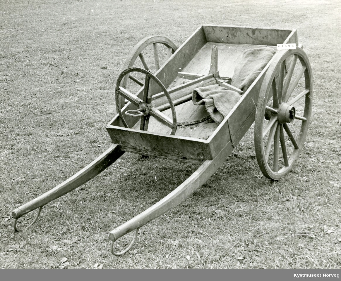 Hører sammen med W.1396, brannpumpevogna. Denne kjerra ble brukt til slange-vogn.