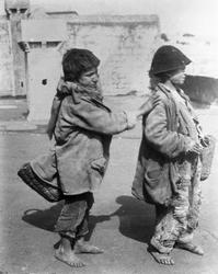 Barn på gaten i Napoli