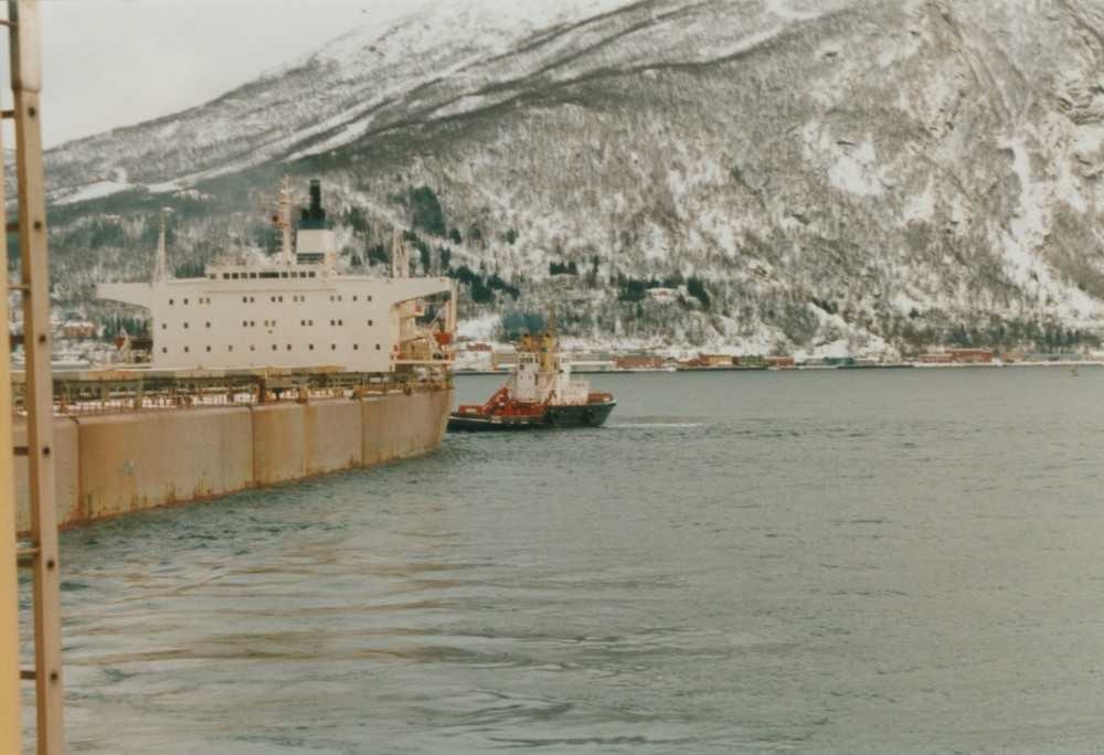 LKAB. Ombord på slepebåten "Rallaren" i oppdrag på Narvik med å dra ut malmskipet "Ikaria" fra kai 5. Slepebåt 2, "Rombak" bak hekken på malmbåten. .