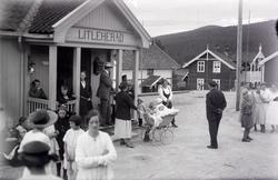 En gruppe mennesker utenfor Litleherad Stasjon, fra Telemark