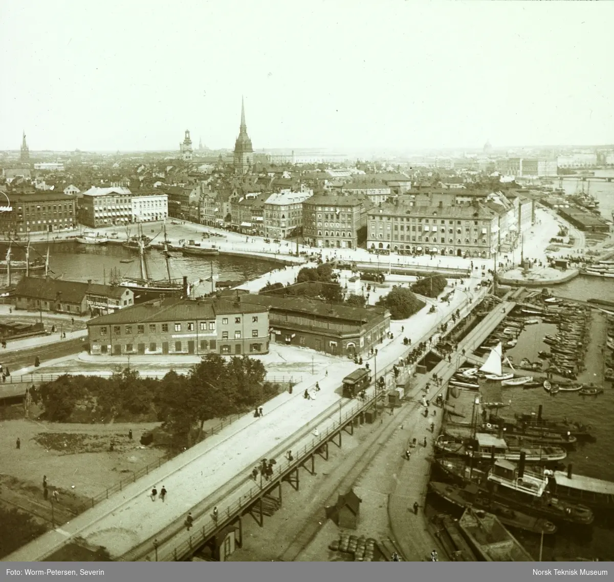 Stockholm og Utstillingen 1897: Panorama over byen fra heisen.