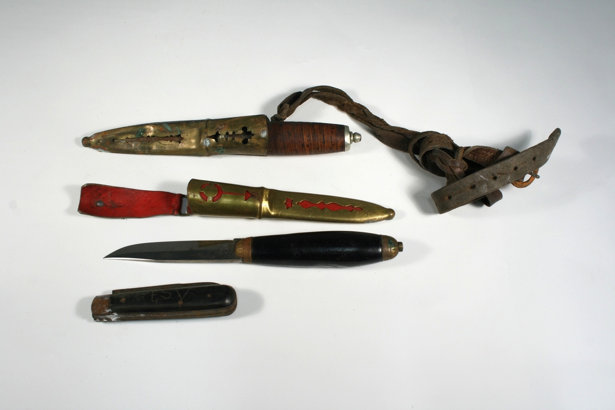 Tre kniver (to med slire) og et slagvåpen
