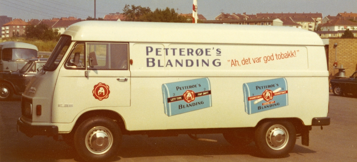 Varebil med reklame for Petterøe tobakk.