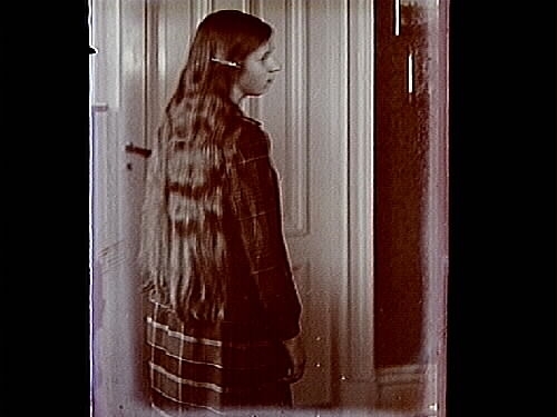 En flicka med långt hår.

Maj Nilsson, Gabriel Nilssons dotter.
