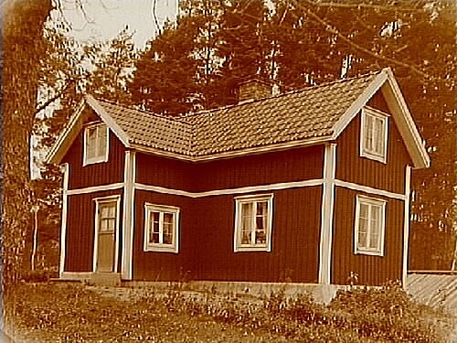 Envånings bostadshus, vinkelbyggt, med inredd vind, efter ombyggnad.
Ragnar Valdemar Strömberg
Genom konsulent Andersson.
Skogslyckan, Hindertorp, Mullhyttemo.