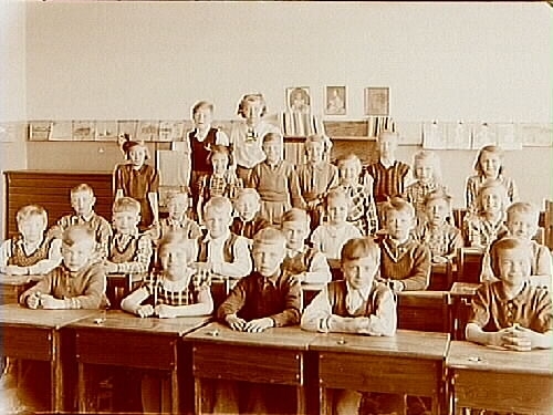 Holmens skola, klassrumsinteriör, 26 skolbarn med lärarinna fröken M. Röhlander, klass 2.