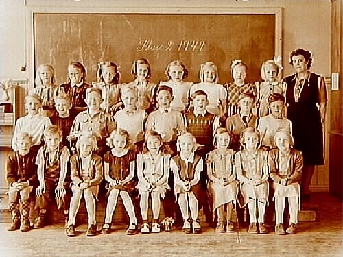 Almby Norra skola, klassrumsinteriör, 25 skolbarn med lärarinna fröken Märta Larsson, klass 2 ag, sal 3.
