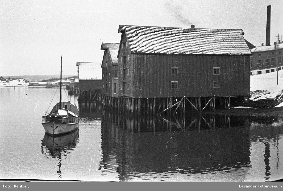 Båten og bryggene i Levangersundet.
