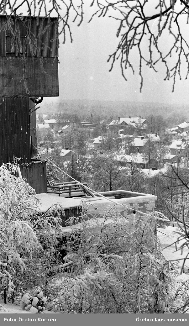 Stråssa 27 januari 1969

På bilden ser man byggnaden vid Stråssa Gruva och bostadshus.