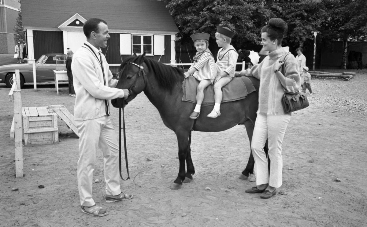 70 talets måltid, sommar fam. 16 juni 1965Två barn på ponny. Man leder ponny.