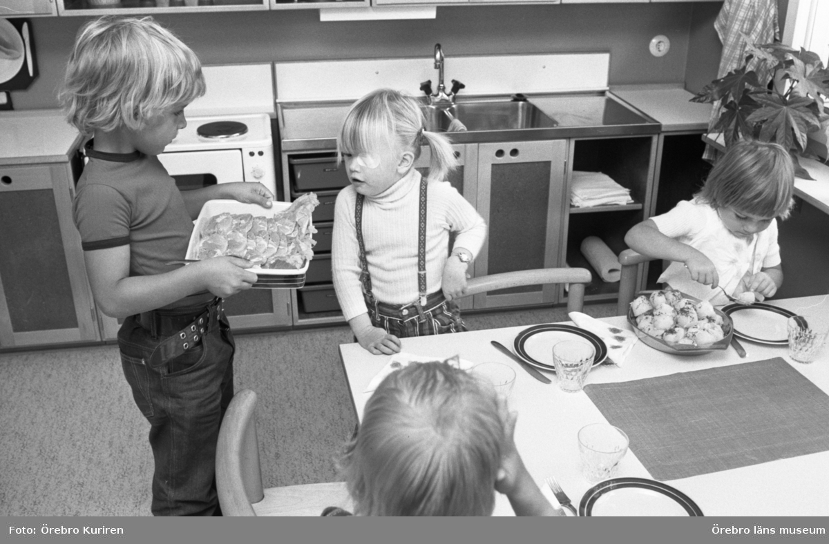 Indoktrineras barnen på dagis 22 september 1972

Det sitter barn vid ett bord som skall äta mat.