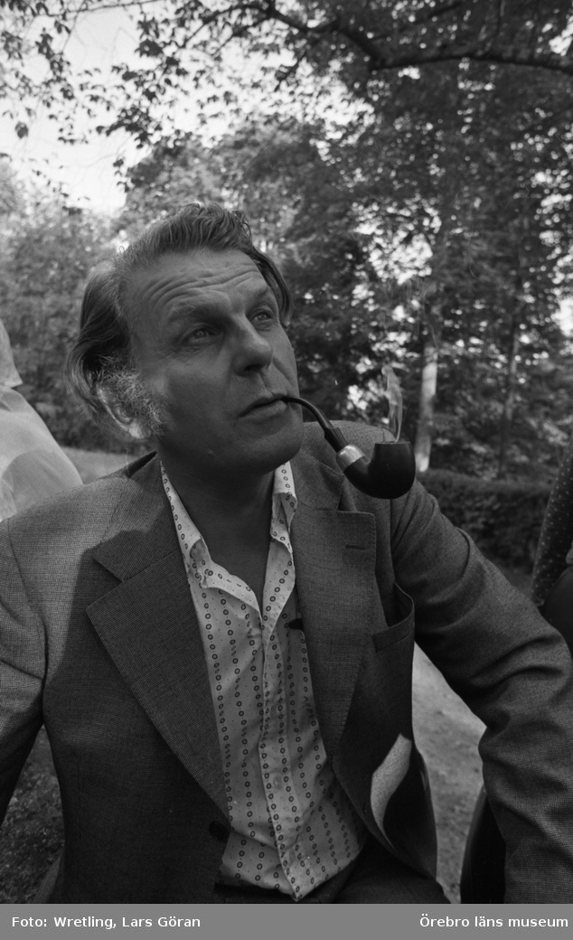 Fälldin 30 augusti 1976Politikern Thorbjörn Fälldin sitter på en sten och röker pipa.