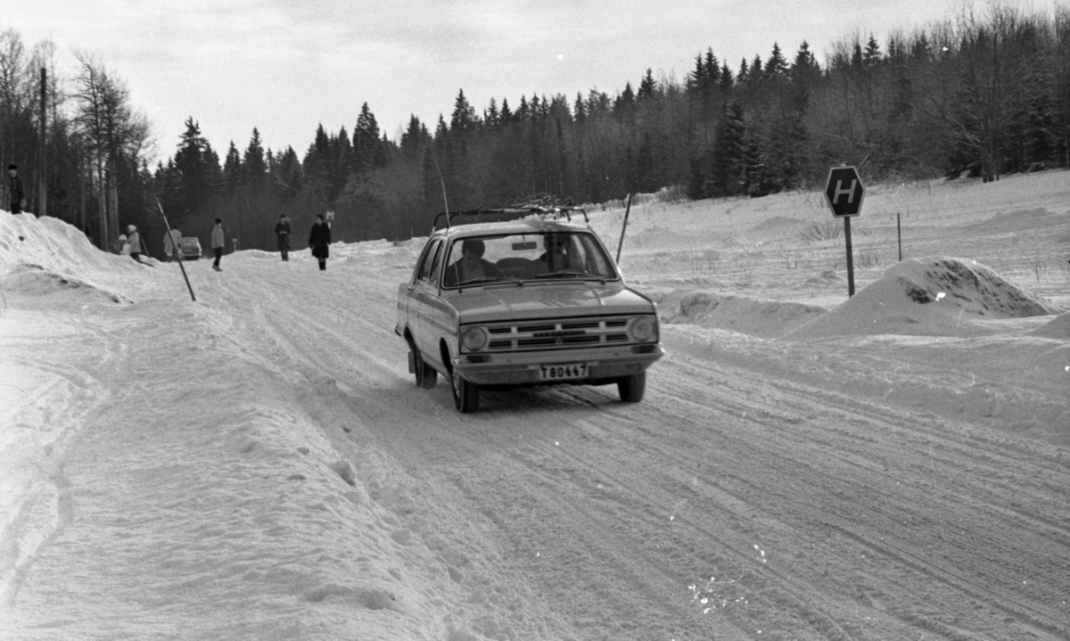 Ånnaboda 29 januari 1968

En bil kommer körande på en väg i Ånnaboda. Marken är täckt av snö. Människor syns i bakgrunden.