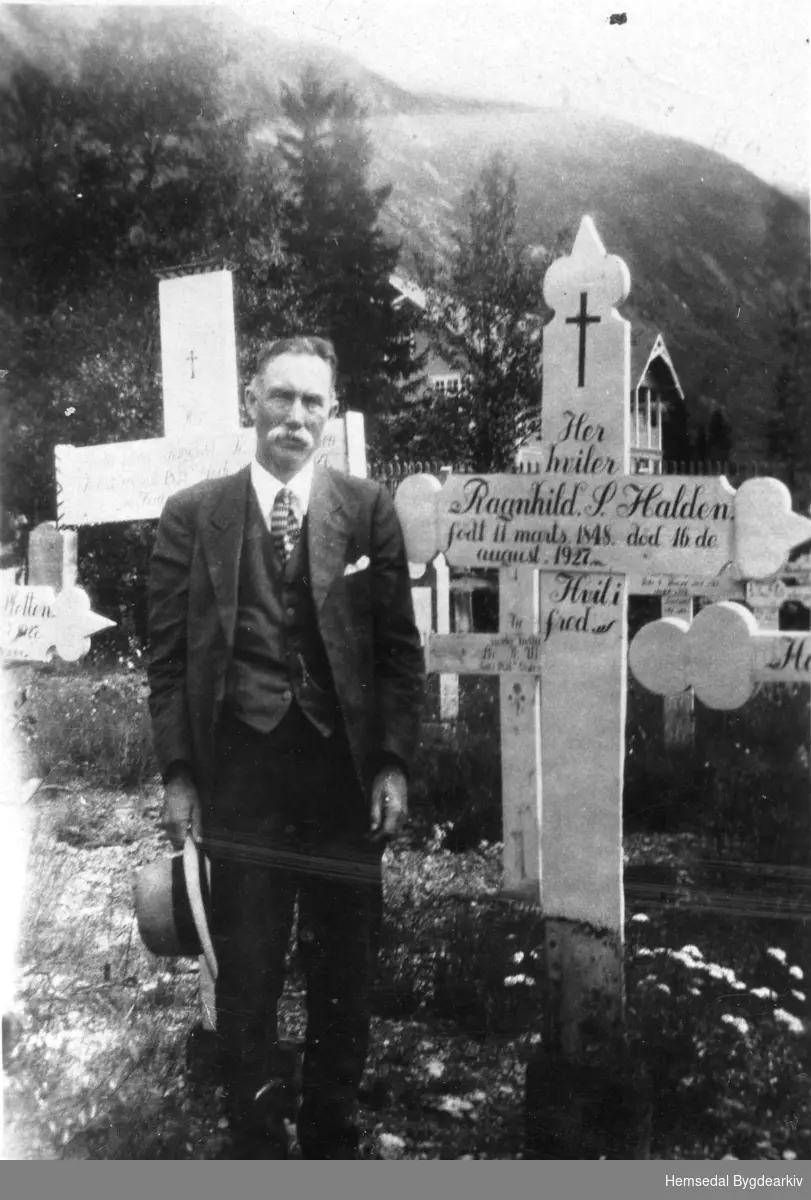 Tomas Nordre Venåsbakko, fødd 1867, ved gravstytta til systera, Ragnhild, gift Halden. Tomas emigrerte til USA saman med 3 brør.