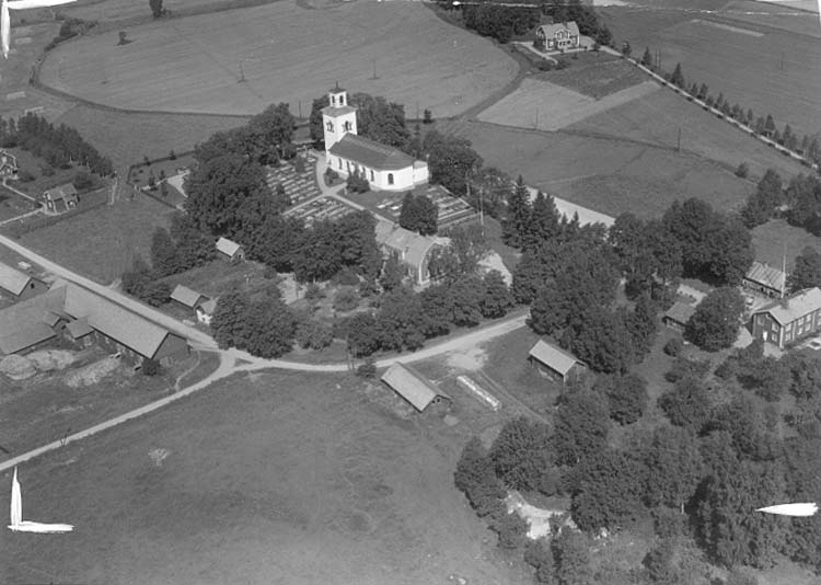 Flygfoto över Vintrosa kyrka.
Bilden tagen för vykort.