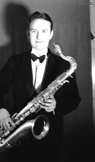 En man med musikinstrument (Saxofon).
Teo Wihander