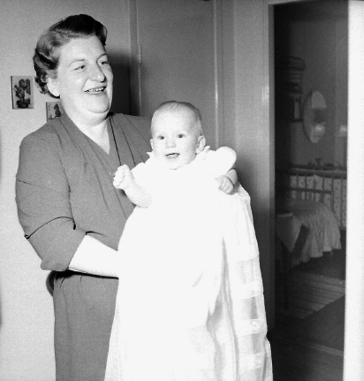 Rumsinteriör, en kvinna och en baby.
Rudolf Rittbergs dotter, 4 månader gammal.