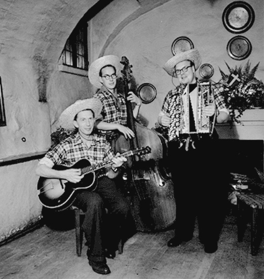Tre Cowboys orkestern, tre män med musikinstrument.