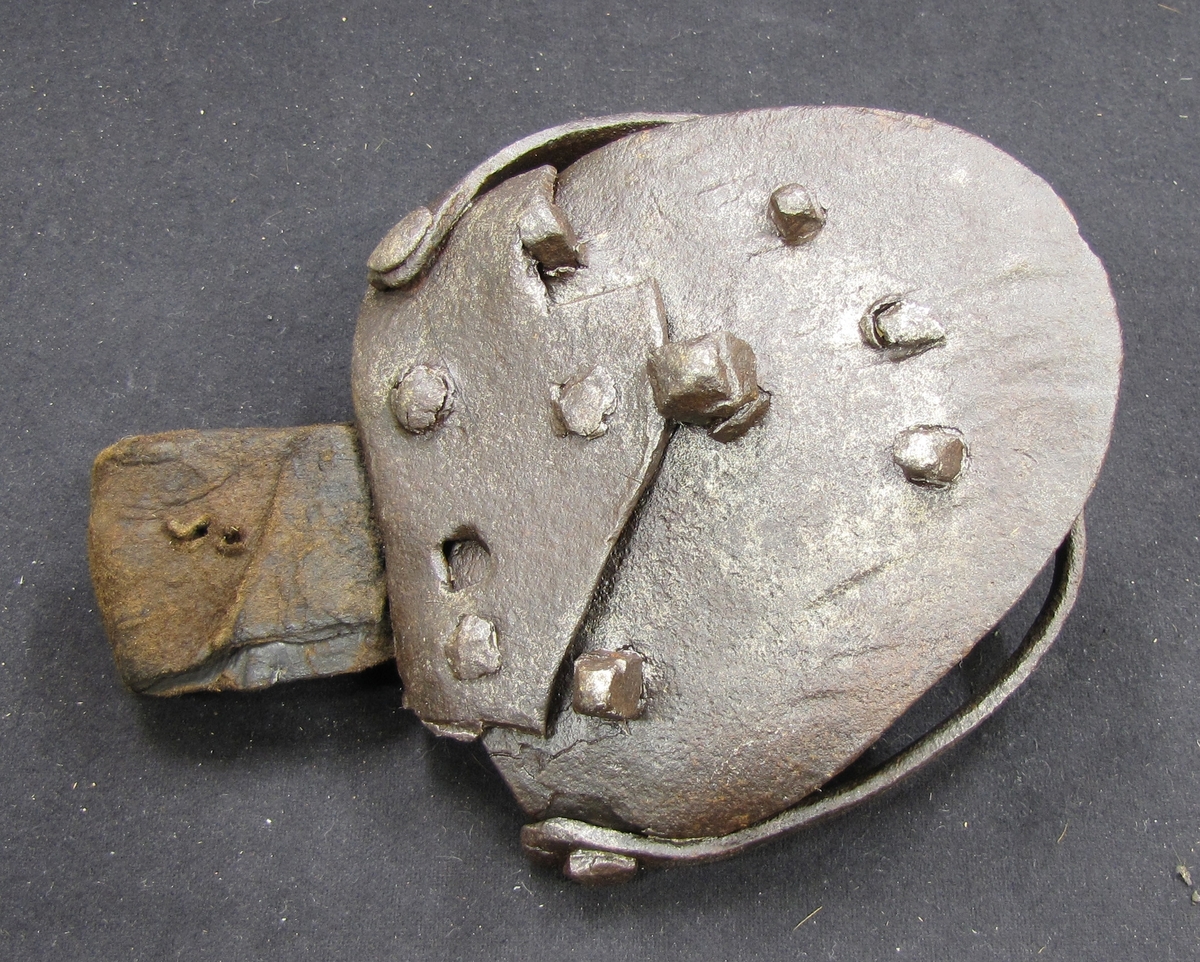 Broddsko eller brodd i järn för oxe. En brodd placerades på respektive klöv.