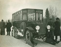 Postomnibuss med meier på framhjul 1925