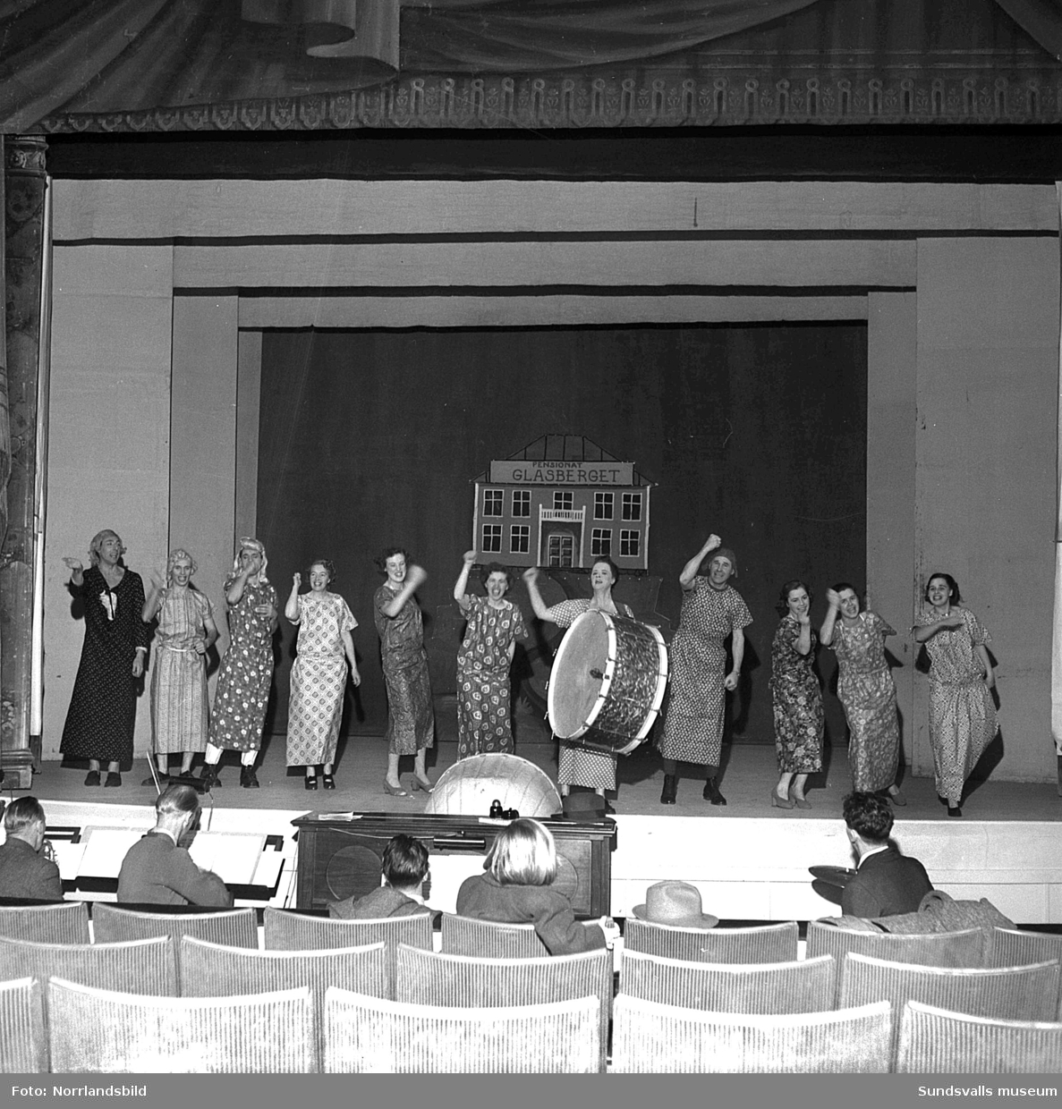 Elis Ågrens nyårsrevy 1949, "Pang i fjället". Bildserien är från den sjunde föreställningen i slutet av januari 1950 och balettscenen på bilderna 8-10 medverkar Kerstin Lindgren, Ulla Norberg, Eivor Bergfeldt och Gun Sandström.