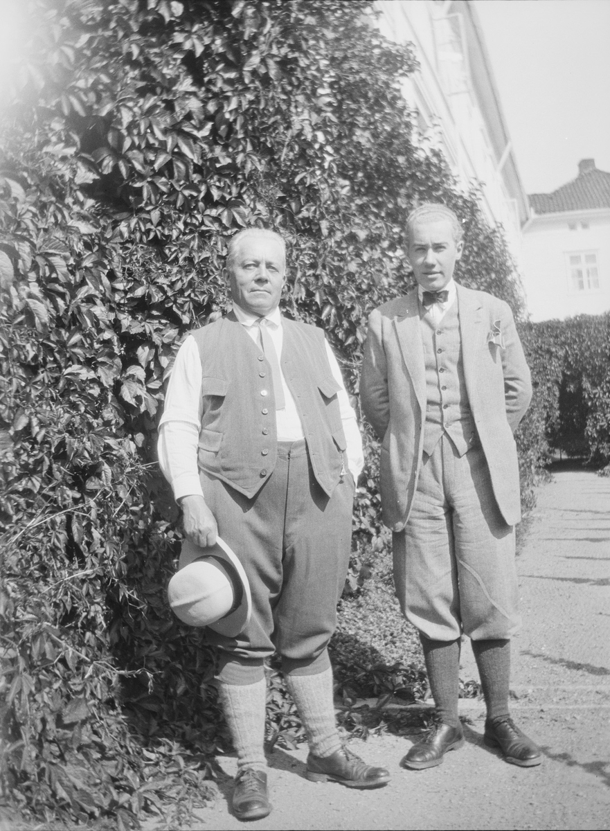 Christian Pierre Mathiesen sammen med sønn Iacob Ihlen Mathiesen utenfor hovedhuset på Linderud Gård.