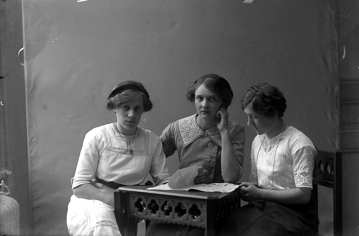 Tre kvinnor.
Ingrid Pettersson till vänster och Ester Pettersson till höger (givarens fastrar).