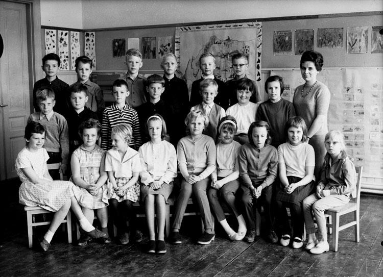 Almby Norra skola, klassrumsinteriör, 22 skolbarn med lärarinna fröken Gudrun Pettersson.
Klass 3ah, sal 2.