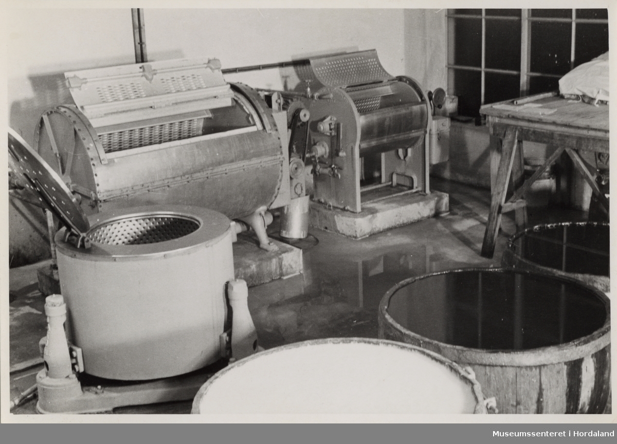 Vaskemaskiner i våtrensavdelinga ved Wilhelm Kahrs Kemisk Renseri & Farveri, Bergen.